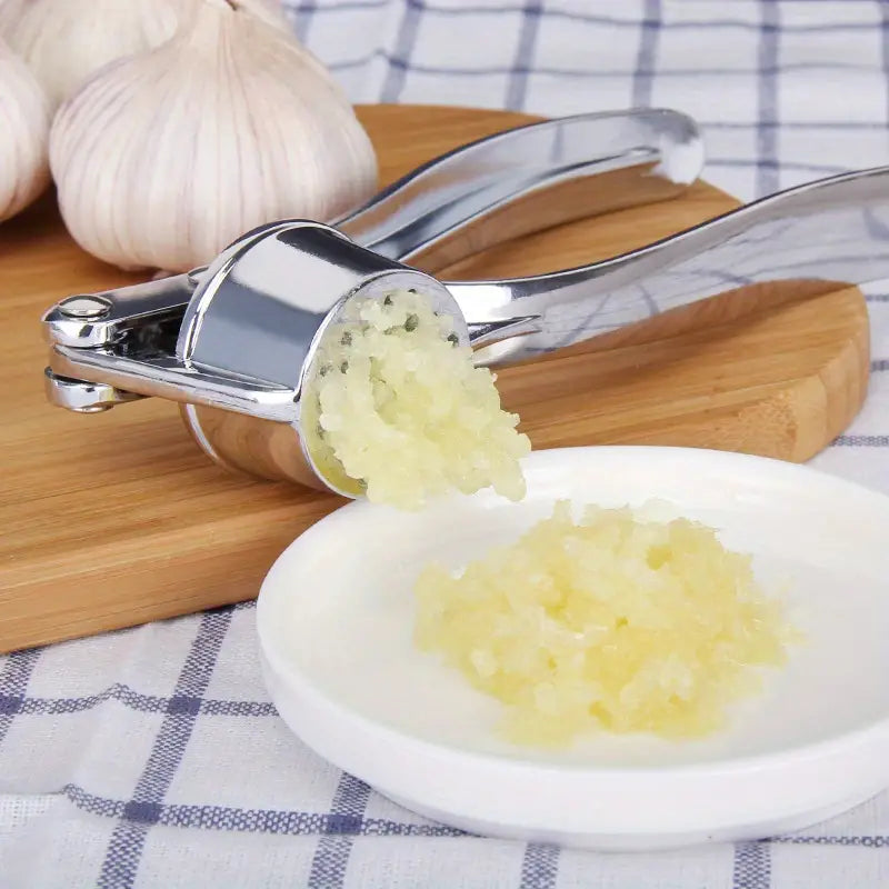 "Stainless Steel Garlic Press: Durable Manual Mincer & Ginger Crusher for Easy Cooking"